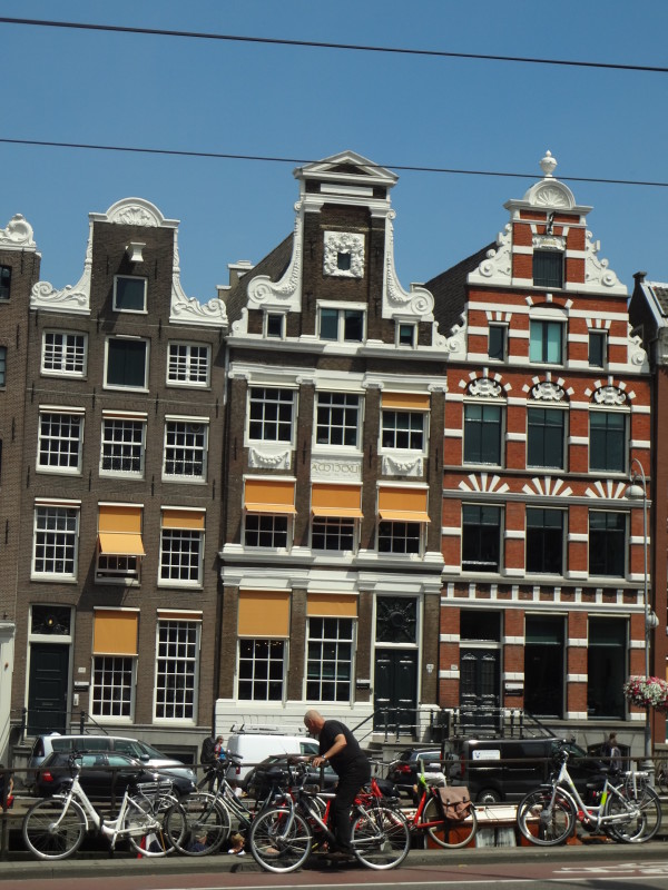 18. Amsterdam: un condensato di stili architettonici, un intrigo di ponti e canali, una vera ragnatela