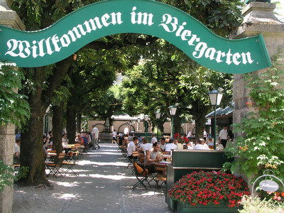 Birra, wurstel e canti nei Biergarten bavaresi