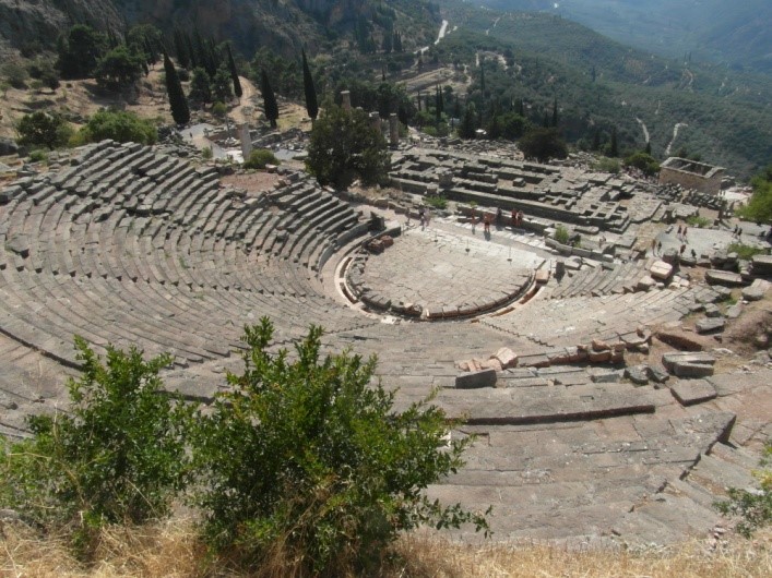 Delfi: il Teatro con il Tempio di Apollo