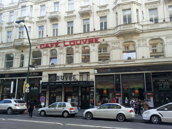 Lesterno del Café Louvre