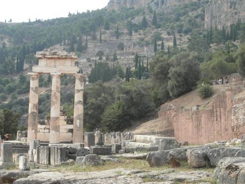 Delfi  Tempio di Athena (con  sullo sfondo in alto  il Tempio di Apollo)