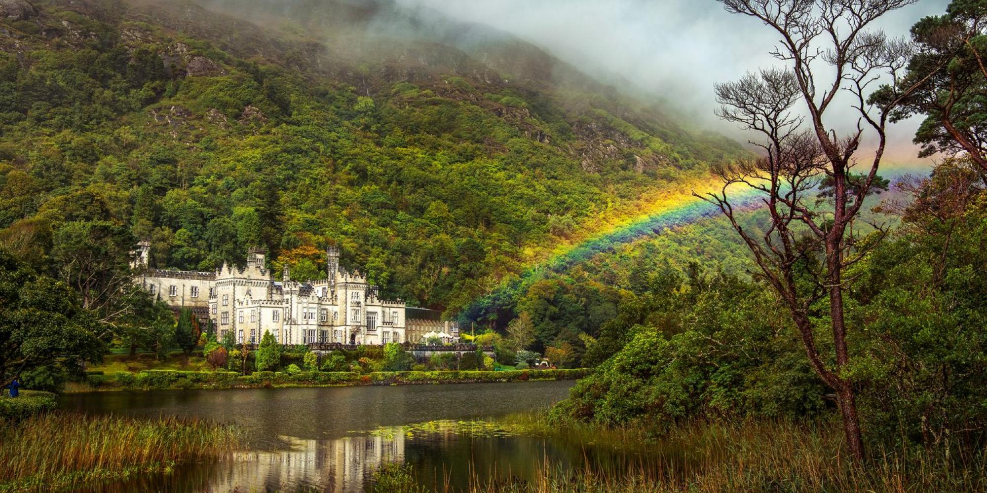 Kylemore Veduta di Kylemore Abbey riflessa nel lago, immersa nel paesaggio selvaggio del Connemara, Irlanda occidentale